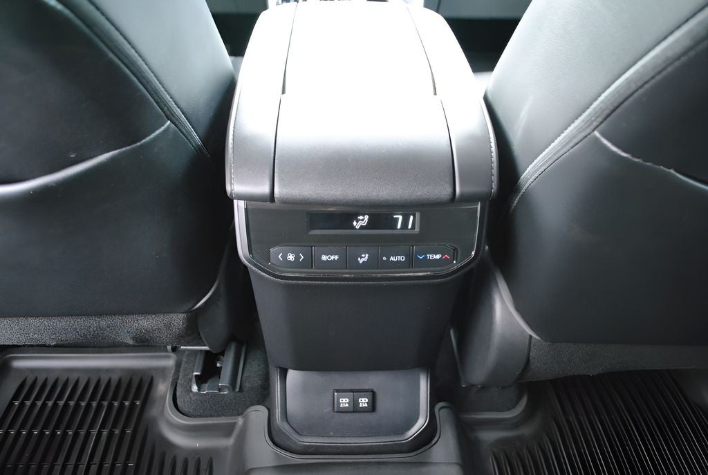 2021 Toyota HIGHLANDER XLE AWD 8 Passenger