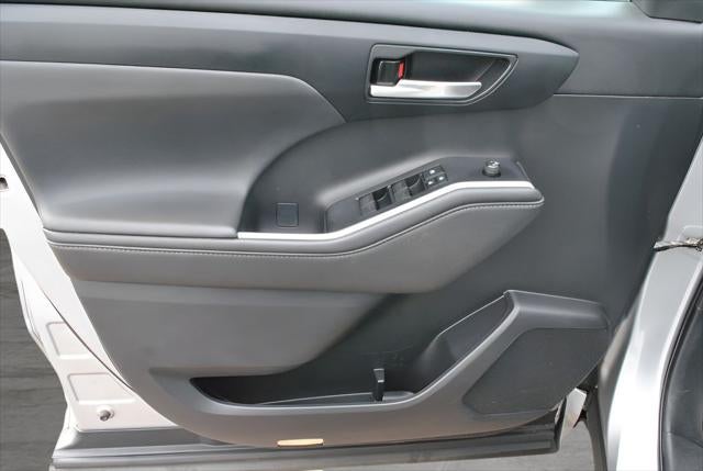 2021 Toyota HIGHLANDER XLE AWD 8 Passenger