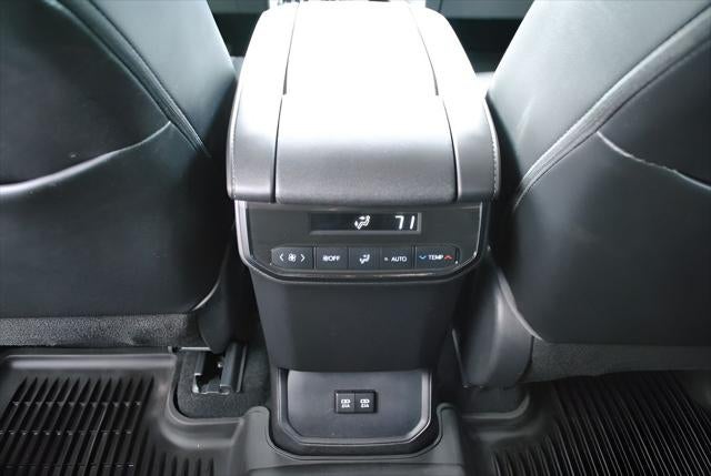 2021 Toyota HIGHLANDER XLE AWD 8 Passenger