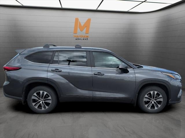 2023 Toyota HIGHLANDER XLE 8 Passenger AWD