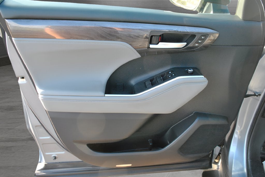 2023 Toyota Highlander Limited AWD / 8 Passenger