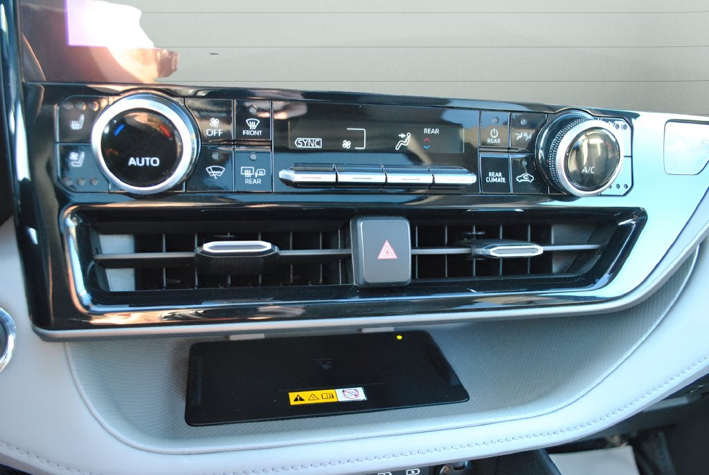 2023 Toyota Highlander Limited AWD / 8 Passenger